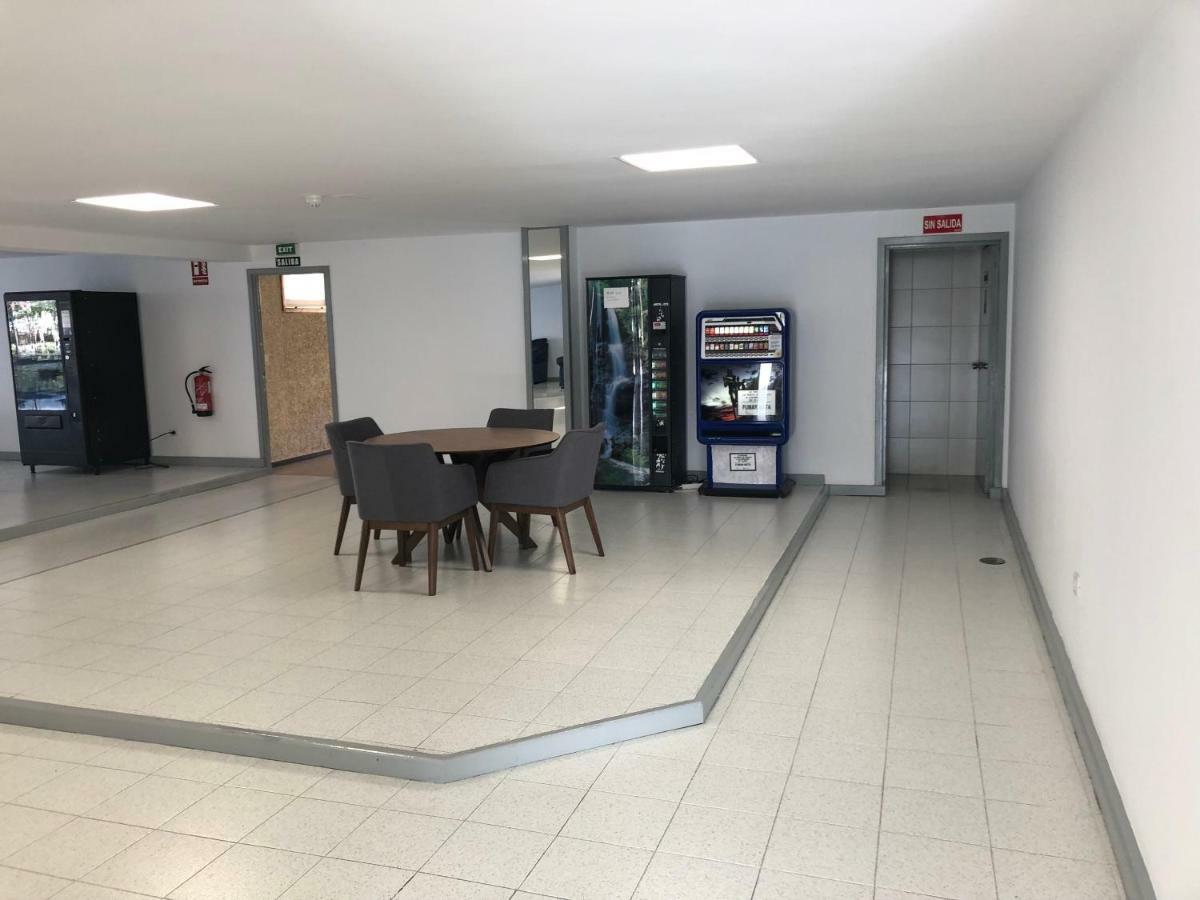 Un Dormitorio En Playa De Las Americas Адехе Екстериор снимка