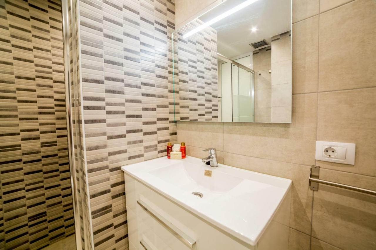 Un Dormitorio En Playa De Las Americas Адехе Екстериор снимка